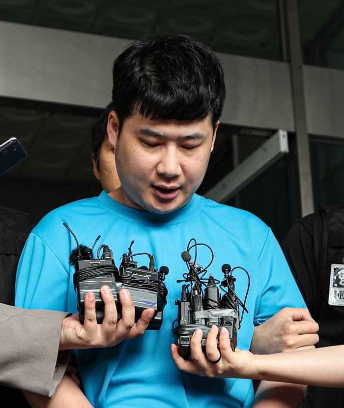 이하 신림동 흉기난동 피의자 조선(33)이 지난달 28일 서울 관악경찰서에서 검찰에 구속 송치되고 있다. / 이하 뉴스1