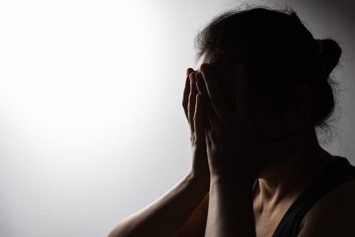 얼굴을 감싸 쥐고 있는 여성 자료 사진 / Doidam 10-shutterstock.com