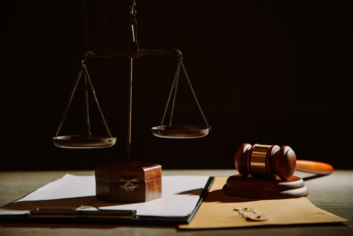 판사 책상 자료 사진 / ARMMY PICCA-shutterstock.com