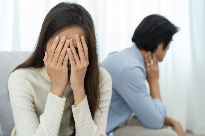 서로 등을 돌린 채 갈등을 빚고 있는 부부 / Pormezz-shutterstock.com