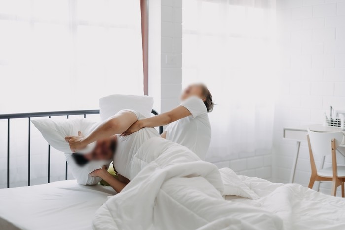 티격태격하고 있는 부부 / Rachata Teyparsit-shutterstock.com