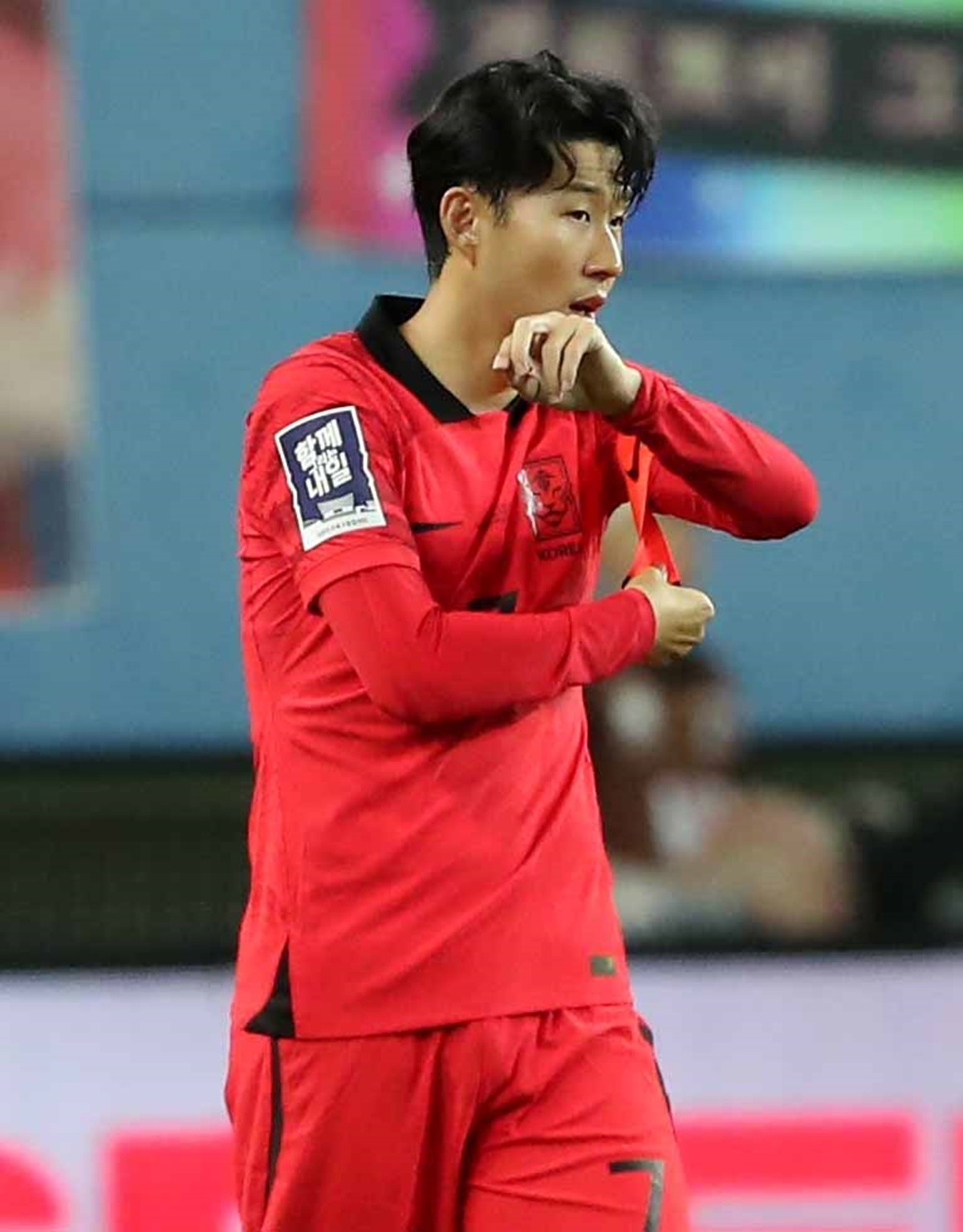 이하 손흥민이 지난 6월 20일 대전 유성구 대전월드컵경기장에서 열린 하나은행 초청 대한민국과 엘살바도르의 축구 국가대표 평가전에서 후반전 투입돼 주장 완장을 차고 있다. / 이하 뉴스1