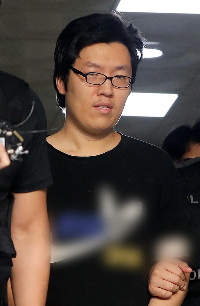 신림동 성폭행 살인 피의자 최윤종이 25일 오전 서울 관악경찰서에서 검찰로 송치되고 있다. / 뉴스1