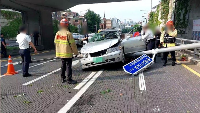 지난 15일 발생한 서울 서대문구 차량 추락 사고 / 서대문소방서 제공-연합뉴스
