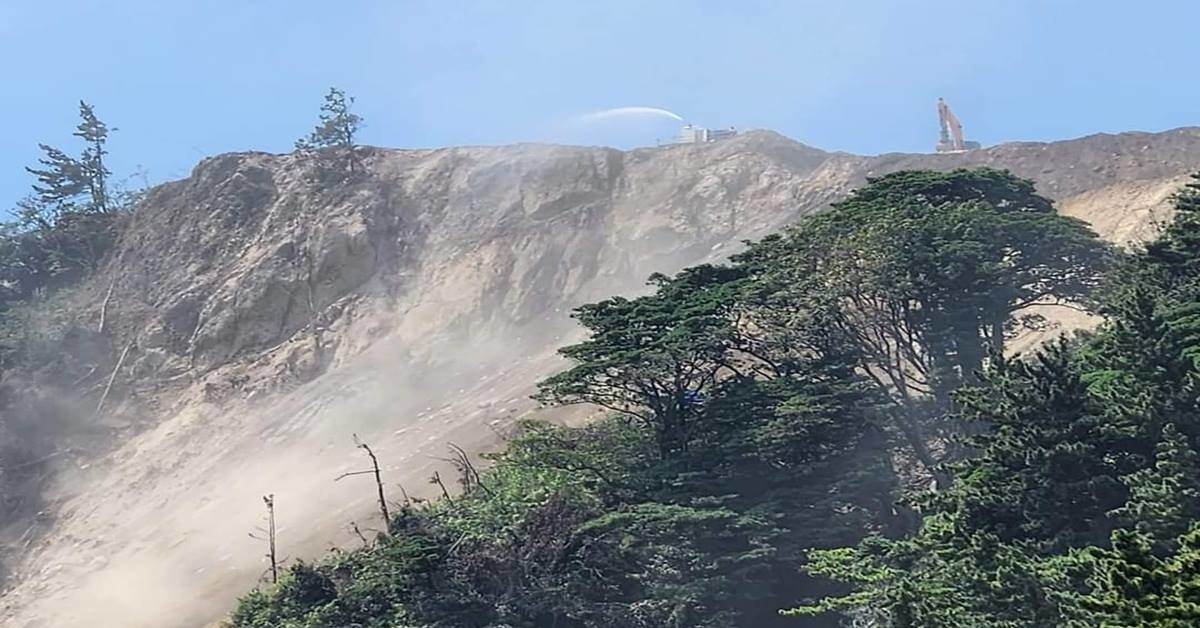 청정 울릉도가 울릉공항 건설공사로 심각한 환경피해가 발생하면서 주민들이 대책기구를 구성하는 등 반발이 확산하고 있다. 사진은 가두봉 절취 작업과 비산먼지/이하 울릉공항주민연대
