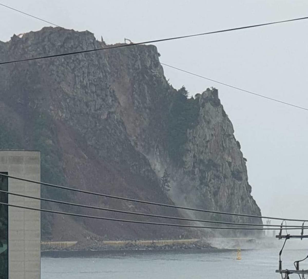 가두봉 절취작업 토석이 해안가로 떨어지고 있다.