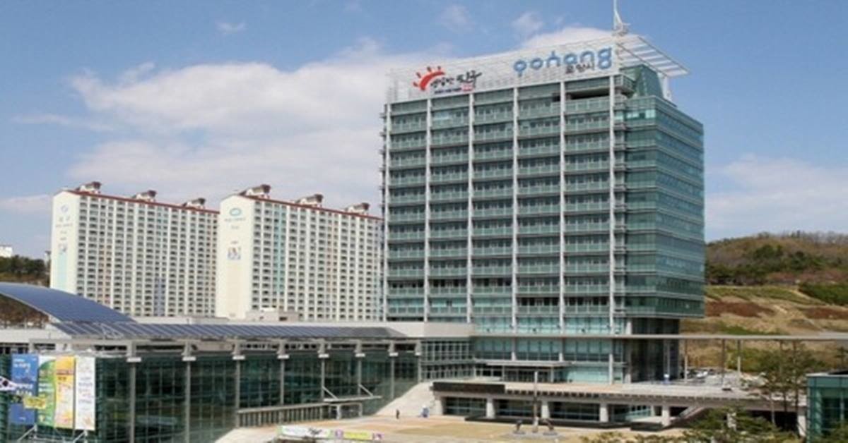 포항지역 대부분의 민간아파트 건설현장에 외지업체의 하도급 참여가 높아 지역업체들이 포항시의 보다 적극적인 대응책을 요구하고 나섰다. 사진은 포항시청사 전경/포항시