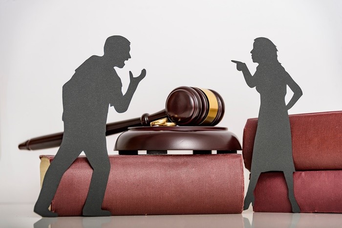 법정에서 다투고 있는 부부 실루엣 / Jbruiz-shutterstock.com