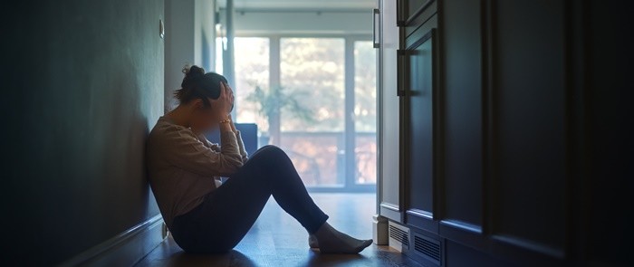 한 여성이 주저앉아 슬퍼하고 있다. / Gorodenkoff-shutterstock.com
