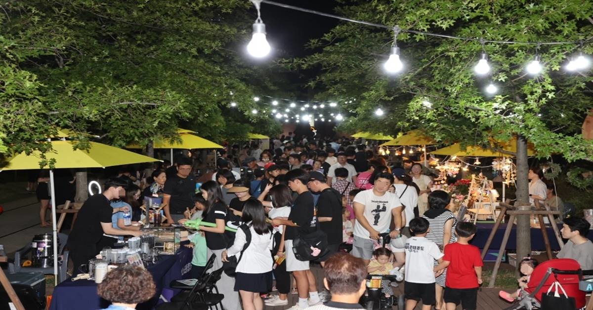 포항 철길숲 일원에서 25일과 26일 양일간 개최된 ‘2023 힐링필링 포항철길숲야행’에 5만여 명의 인파가 몰리며 성료했다. 사진은 몰려든 인파/이하 포항시