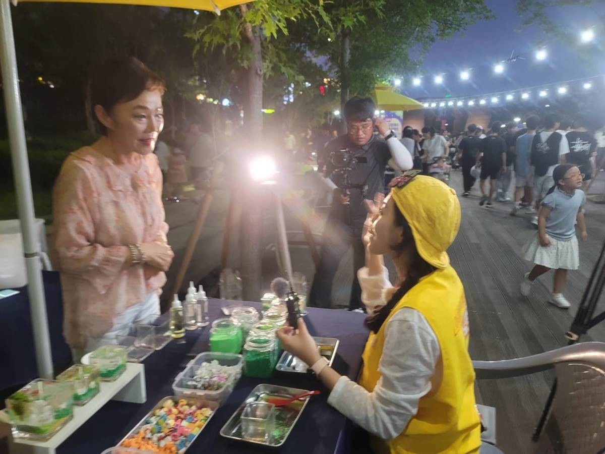 포항전문공예강사협회(회장 김근자) 체험 부스 언론 인터뷰 모습