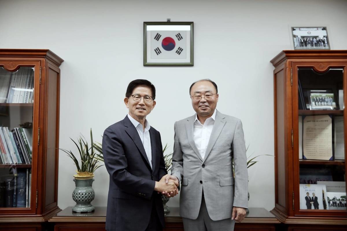 대통령 소속 경제사회노동위원회 자문위원을 맡고 있는 최병욱 위원장(오른쪽)/최병욱