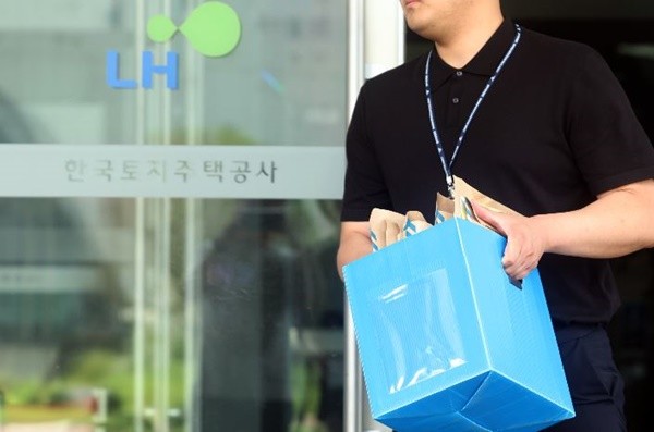 경남경찰청 광역수사대는 25일 오전 10시부터 LH 본사와 양산 사업단 등 3곳을 압수수색했다. / 사진=연합