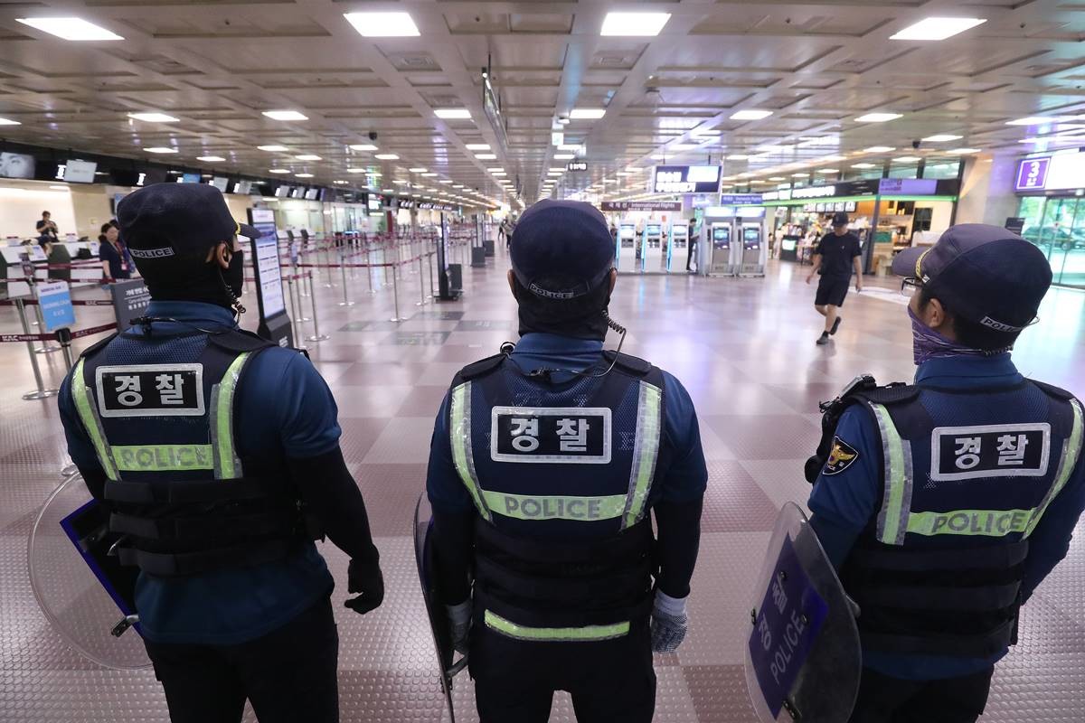 대구국제공항에 대한 '폭탄테러'와 공항 이용객 불특정 다수를 상대로 '흉기난동'이 예고된 가운데 지난 9일 오전 경찰이 대구공항 경계를 강화하고 있다/ 뉴스1