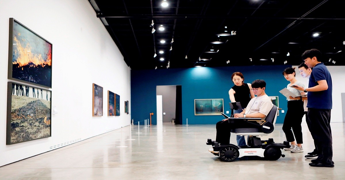 대구 미술관에서 도슨트 체어로봇을 활용한 이동약자 전시관람 지원 서비스를 선보이고 있다 / 대구시 제공