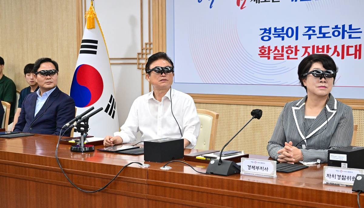 왼쪽부터 김학홍 행정부지사,이철우 도지사,이달희 경제부지사