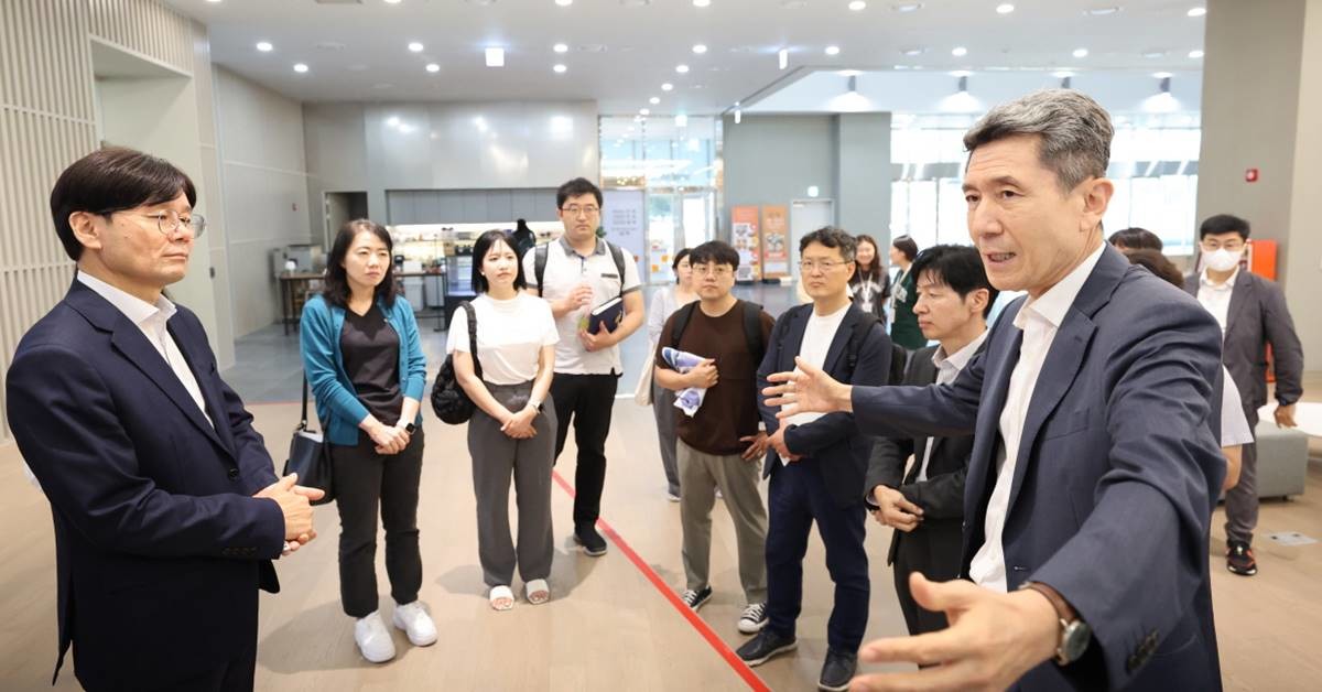 이강덕 포항시장을 단장으로 한 포항시 정책연수단은 31일 서울 마곡산업단지 내 서울창업허브 M+센터와 서울추모공원을 방문해 포항시가 추진 중인 핵심현안 사업에 대한 추진 방향을 모색했다./이하 포항시