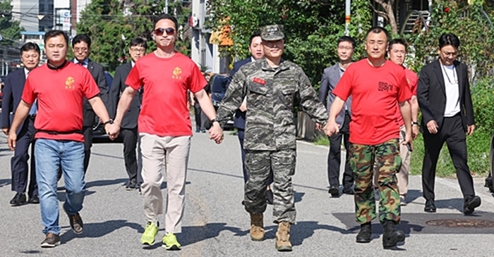 “혼자 시궁창에 들어가는 날” 해병대 동기들 응원 받는 박정훈 대령 (영상) | 위키트리