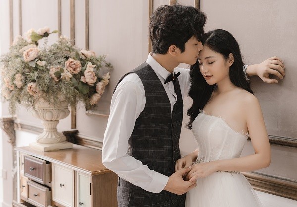 웨딩 화보를 찍는 커플, 자료사진 / Julia Anne-Shutterstock.com