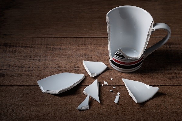 깨진 머그컵, 자료사진 / Niran Phonruang-Shutterstock.com