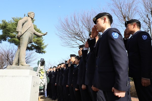 경북 경산의 대구가톨릭대학교 학군단 후보생들이 26일 오후 교내 중앙도서관 앞 광장에서 열린 안중근 의사 순국 108주기 추모식에서 안 의사 동상 앞에 경례하고 있다. 대구가톨릭대는 안 의사가 독실한 가톨릭 신자였고, 안 의사의 딸 안현생(데레사) 여사가 1953부터 1956년까지 효성여대 문학과 교수로 근무한 인연을 바탕으로 지난 2010년부터 다양한 추모행사를 열어 안 의사의 나라사랑 정신을 기리고 있다. / 뉴스1