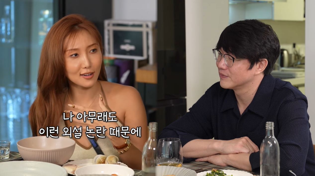 외설 논란 당시 심경을 밝히는 화사