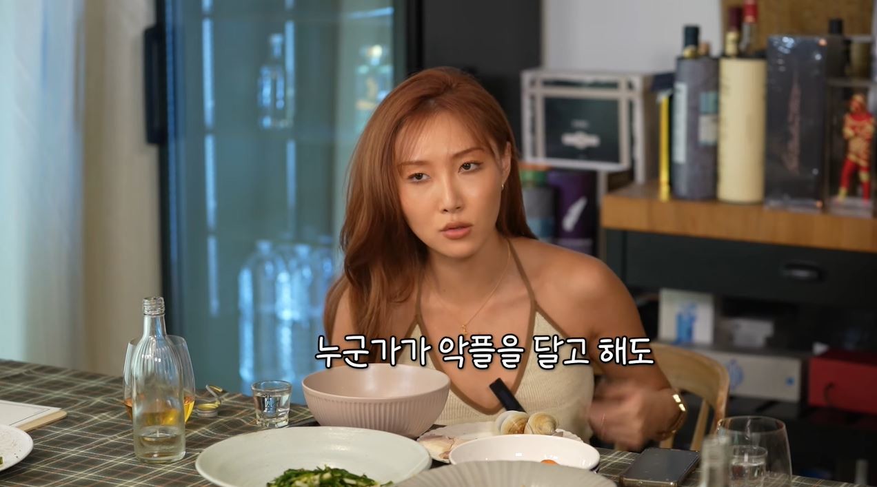 외설 논란 당시 심경을 밝히는 화사