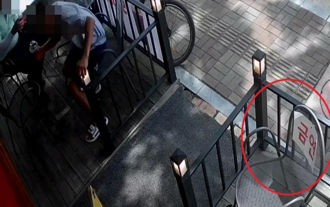 한 남성이 금연 문구가 있는 카페 테라스에서 흡연을 하고 있다. /이하 온라인 커뮤니티 ‘아프니까 사장이다’
