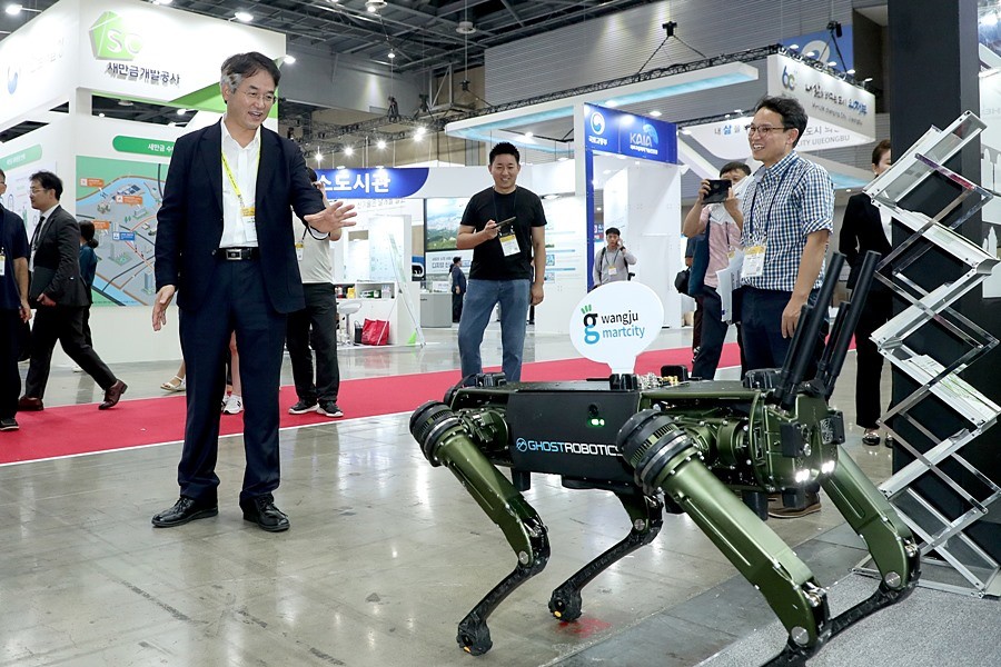 이동환 고양시장이 월드 스마트시티 엑스포(WSCE)를 참관하고 있다
