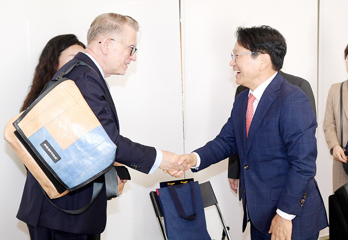 강기정 광주광역시장이 지난 6일 오후 광주비엔날레 제문헌에서 뻬까 메쪼(Pekka Metso) 주한 핀란드 대사와 환담을 나누고 있다. /광주광역시 제공