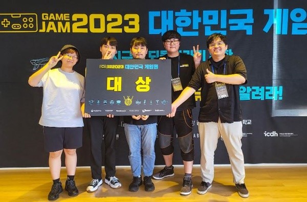 와이즈유 영산대학교 게임VR학과 3학년 심경천(사진 오른쪽 두 번째) 학생이 소속된 팀이 ‘2023 대한민국 게임잼(game jam)’에서 대상을 수상하고 기념촬영을 하고 있다.   / 사진=영산대