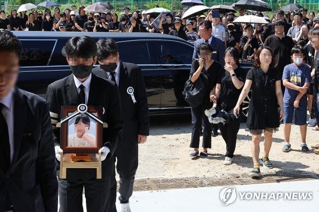 악성민원으로 세상을 뜬 대전 초등 교사의 운구 / 연합뉴스