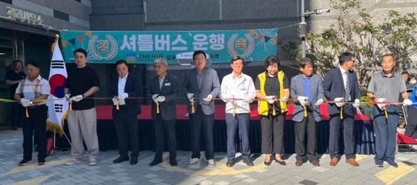 기장군은 관내 교통소외지역의 교통불편을 주민들이 직접 해결하기 위해 일광한신더휴센트럴포레아파트(이하 일광한신더휴)가 자체 셔틀버스를 지난 4일부터 시범운행을 거쳐 11일부터 정상운행을 시작했다. / 사진=기장군