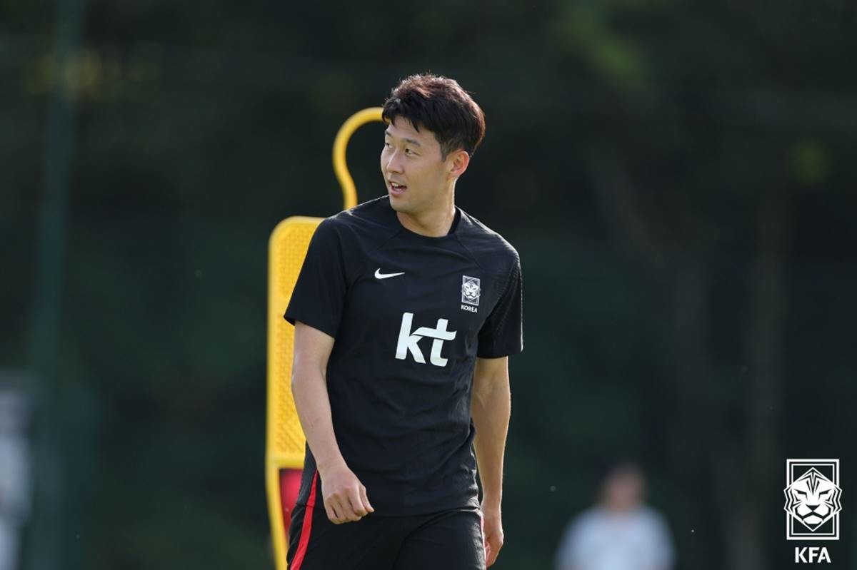 대한민국 축구 대표팀 주장 손흥민이 5일 오후(현지시간) 영국 웨일스 카디프 인터내셔널 스포츠캠퍼스에서 첫 완전체 소집 훈련을 하고 있다. / 뉴스1