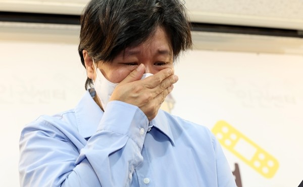 감정을 추스르는 A 병장 어머니 / 뉴스1