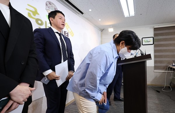 서울 마포구 군인권센터에서 열린 해병대 실종자 수색 사고 생존자 가족의 임성근 해병대 1사단장 업무상과실치상 고발 기자회견에서 생존자 어머니가 취재진을 향해 인사하고 있다. / 뉴스1