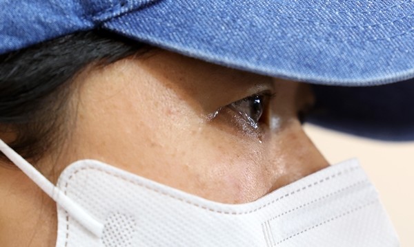 서울 마포구 군인권센터에서 열린 해병대 실종자 수색 사고 생존자 가족의 임성근 해병대 1사단장 업무상과실치상 고발 기자회견에서 생존자 어머니의 눈가에 눈물이 맺혀 있다. / 뉴스1