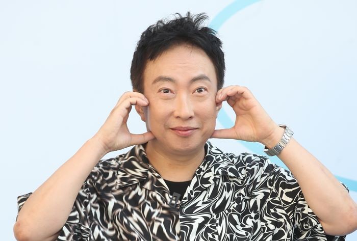 방송인 박명수가 8일 서울 중구 동대문 DDP에서 열린 ‘2024 S/S 서울패션위크’를 찾아 팬과 취재진을 향해 볼하트를 하고 있다. 2023.9.8/뉴스1