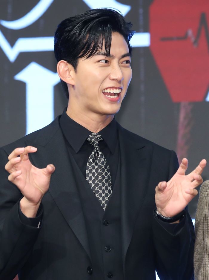 배우 옥택연이 26일 서울 구로구 더세인트에서 열린 KBS2 새 월화드라마 '가슴이 뛴다' 제작발표회에서 포즈를 취하고 있다. '가슴이 뛴다'는 100년 중 하루 차이로 인간이 되지 못한 반인뱀파이어 선우혈(옥택연 분)과 인간미라고는 찾아볼 수 없는 여자 주인해(원지안 분)가 어쩌다 동거를 시작, 진정한 온기를 찾아가는 아찔한 목숨 담보 공생 로맨스다. 2023.6.26/뉴스1