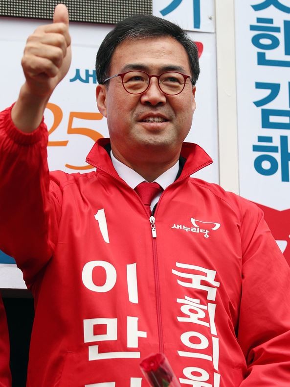 새누리당 김해을 이만기 후보가 4.13 총선을 9일 앞둔 4일 경남 김해시 외동 전통시장에서 열린 거리유세에서 엄지손가락을 들고 지지를 호소하고 있다. / 뉴스1