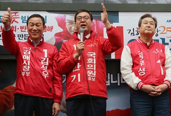새누리당 김해을 이만기 후보가 4.13 총선을 9일 앞둔 4일 경남 김해시 외동 전통시장에서 열린 거리유세에서 유세차량에 올라 지지를 호소하고 있다. / 뉴스1