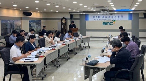 부산도시공사는 지난 5일 공공건설사업 업무 전반의 불합리한 법령 등을 개선하기 위해 제2회 공공건설분야 제도개선위원회를 개최했다. / 사진=부산도시공사