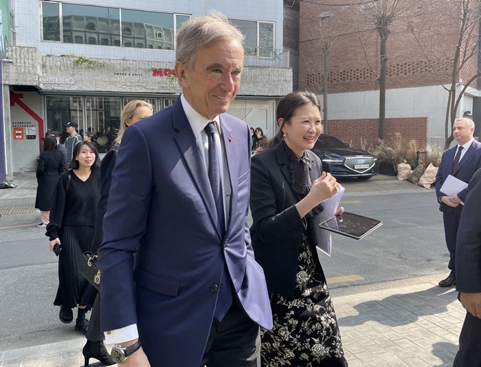 세계 최대 명품그룹 루이비통모에헤네시(LVMH) 수장 베르나르 아르노 총괄회장이 딸 델핀 아르노(뒤) 크리스찬 디올 CEO와 20일 서울 성수동에 위치한 '디올 성수'를 방문하고 있다. 2023.3.20/뉴스1