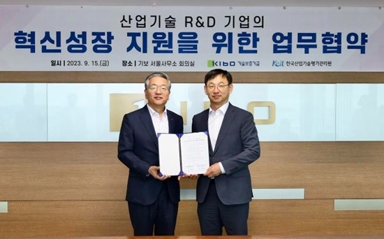 김종호 기술보증기금 이사장(왼쪽)과 전윤종 한국산업기술평가관리원장(오른쪽) / 사진제공=기보