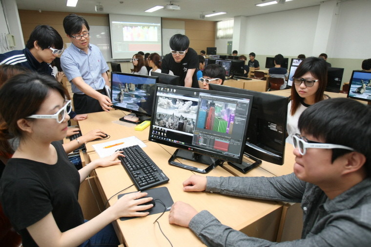 영진전문대 컴퓨터정보계열 학생들이 영상 편집 실습을 하고 있다. / 영진전문대학교 제공