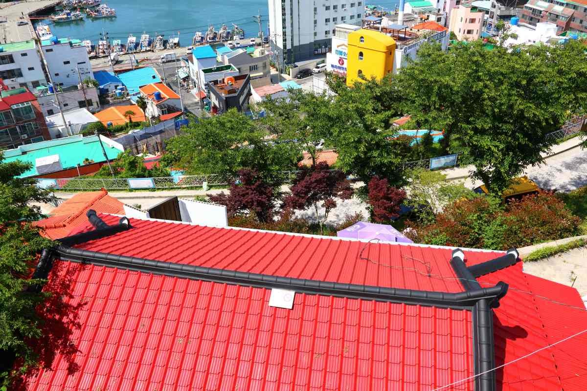 통영 동피랑 벽화마을. / ju999-shutterstock.com