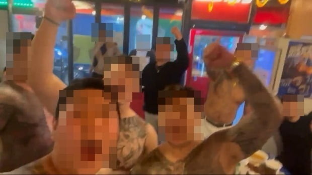 지난해 12월 31일 2002년생으로 구성된 전국회 조직원들이 '파이팅'을 외치는 모습. / 뉴스1, 충남경찰청 제공
