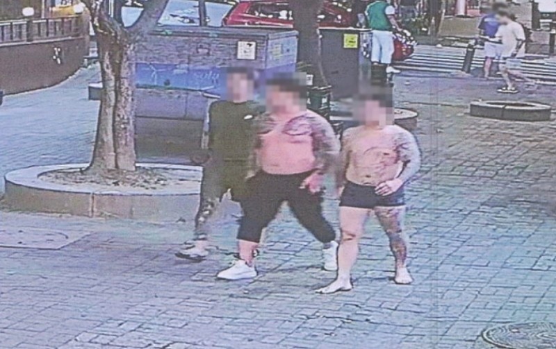 문신을 드러낸 채 거리를 활보하고 있다 / 광주지방검찰청 제공