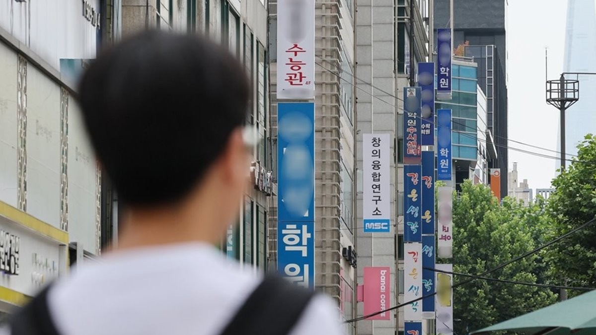 사진은 이날 오전 서울 강남 대치동 학원가에서 한 남학생이 학원가를 바라보고 있는 뒷모습. / 연합뉴스