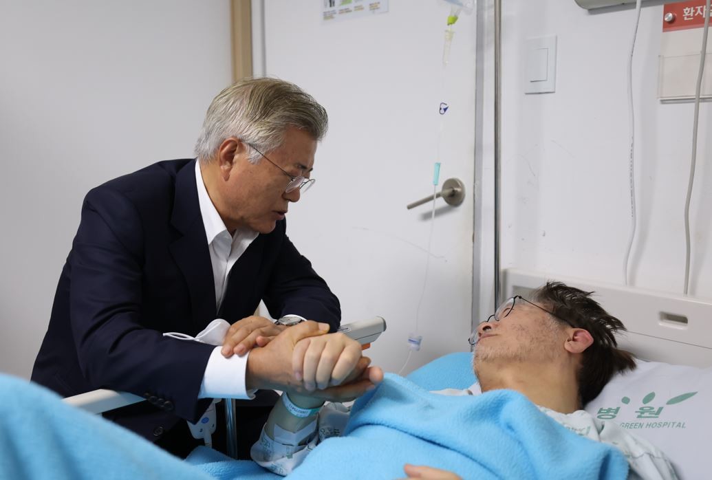 문재인 전 대통령이 19일 오후 서울 중랑구 녹색병원을 방문해 입원 중인 이재명 더불어민주당 대표를 만나고 있다. / 뉴스1